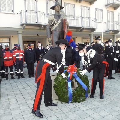 Cerimonia presso il monumento del Carabiniere